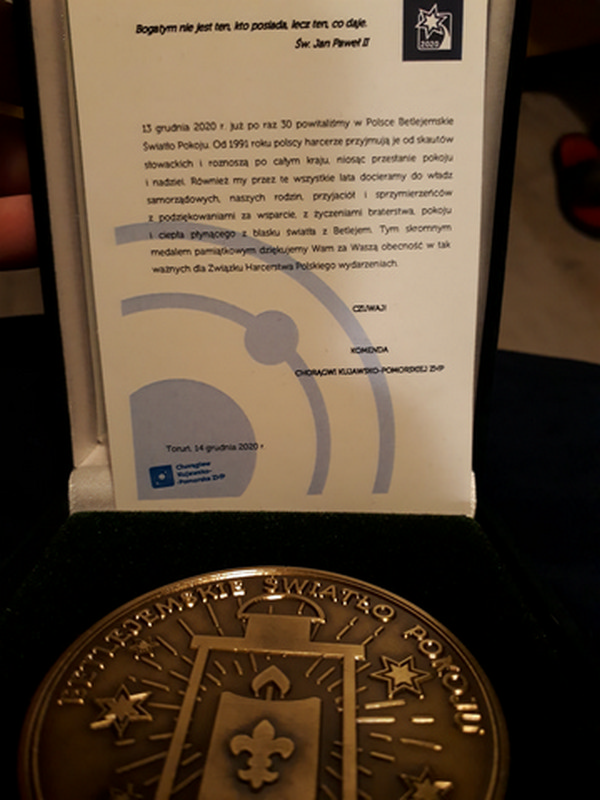 Medal i Opis tradycji Betlejemskiego Światła Pokoju w Polsce. Medal złoty.