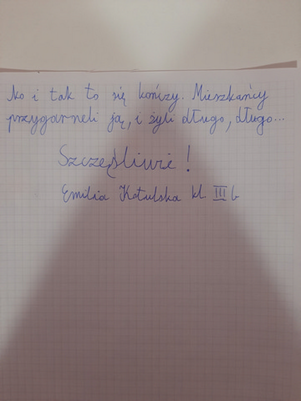 Tekst o dziewczynce z zapałkami napisany samodzielnie przez dziewczynkę, na białej kartce tekst niebieski