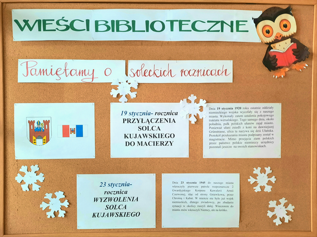 gazetka na tablicy korkowej: napis pamiętamy o soleckich rocznicach i kartki z informacjami o rocznicy przyłączenia miasta do macierzy w 1920 roku oraz rocznicy wyzwolenia Solca Kujawskiego w 1945 roku