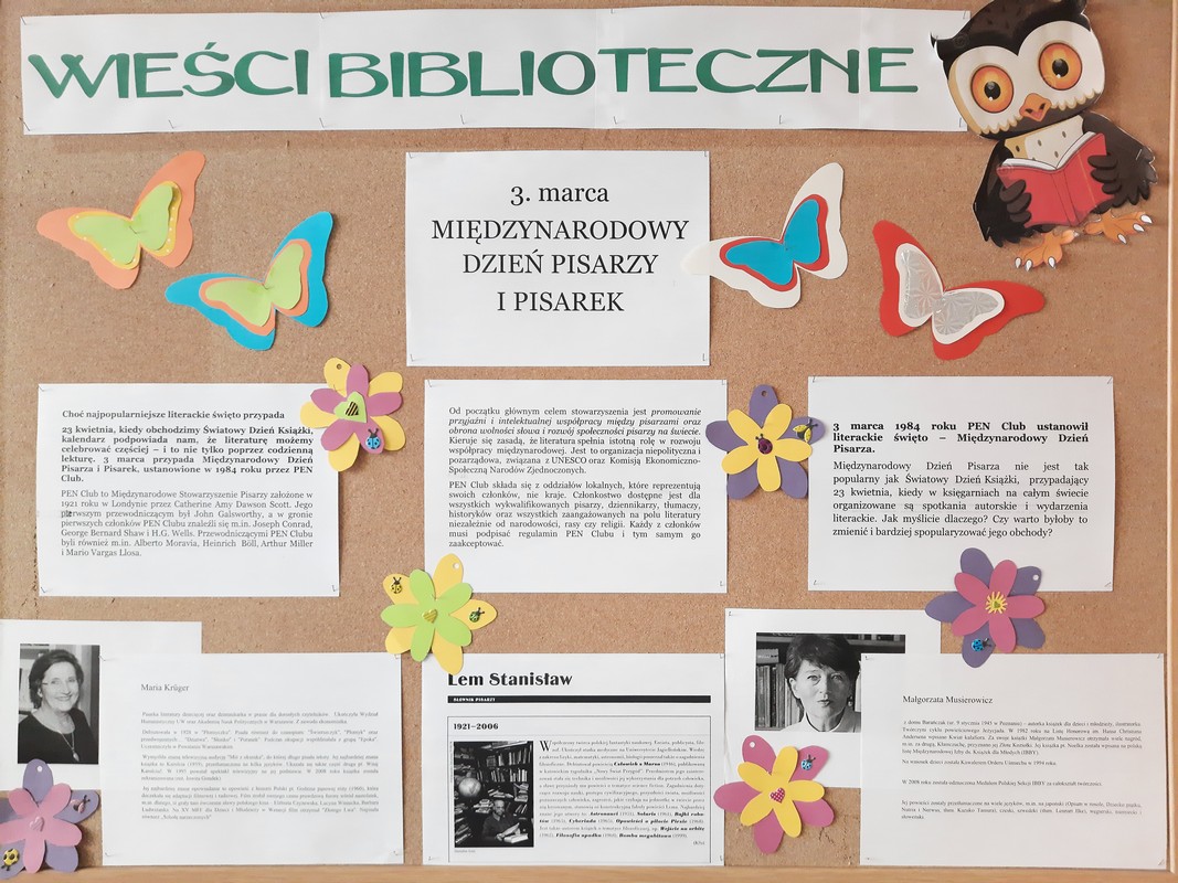 gazetka na tablicy korkowej. na białych kartkach informacje dotyczące międzynarodowego dnia pisarzy i pisarek, pomiędzy kartkami kolorowe motyle i kwiaty z papieru. u góry tablicy npis wieści biblioteczne, w rogu kolorowa sowa