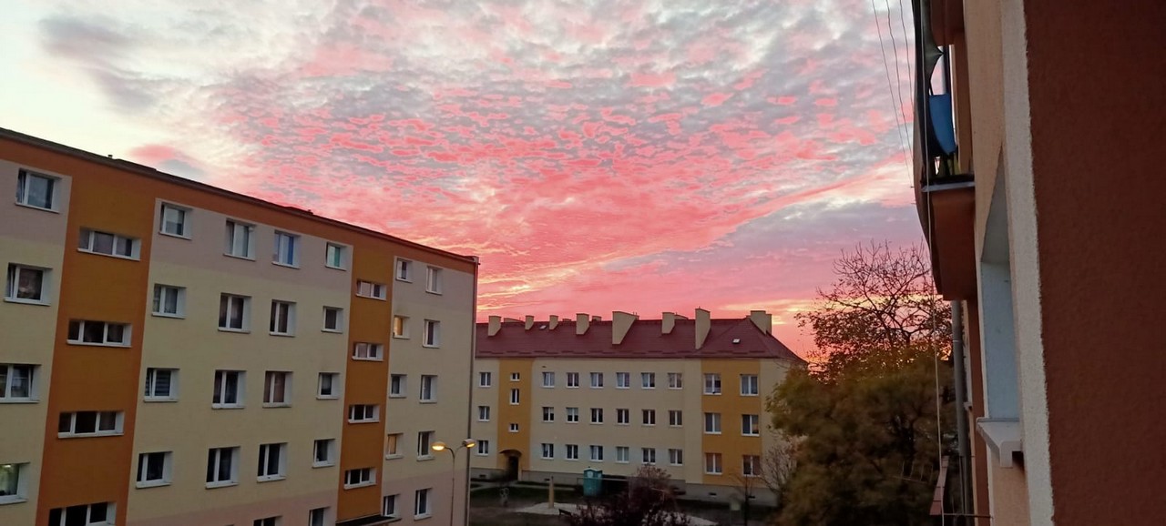 bloki i zachód słońca różowe chmury