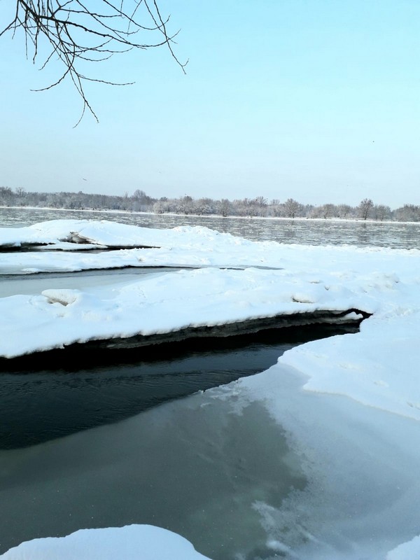 zimowy pejzaż nad Wisłą - dużo leżącego śniegu i zamarznięta tafla wody