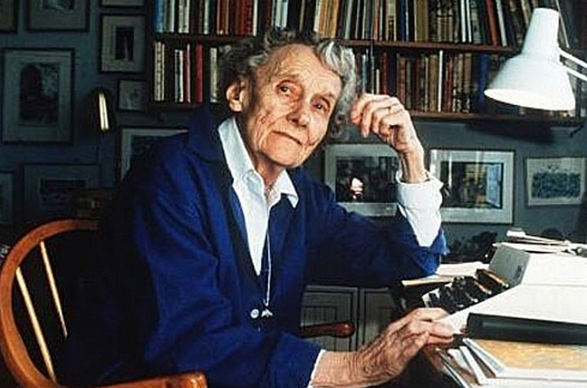 Astrid Lindgren siedzi przy biurku